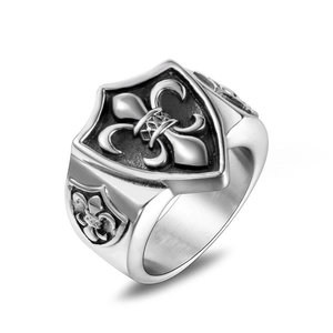 Chevalière vintage en acier avec écusson fleur de lys en relief et finition oxydée