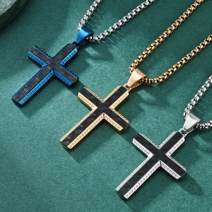 Collier pendentif croix pour homme en acier titane avec incrustation en carbone