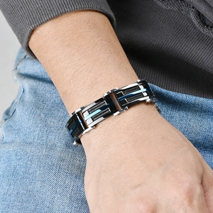 Bracelet câble pour homme en acier titane avec design industriel bicolore et détails bleus