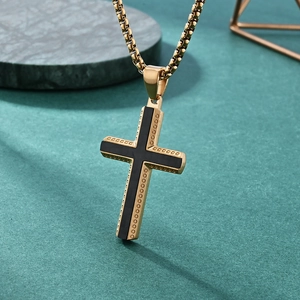 Pendentif croix en titane pour homme avec carbone noir et collier chaîne boîte dorée