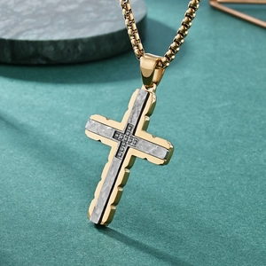 Collana con croce bicolore con intarsio in pietra di cristallo e catena in acciaio dorato