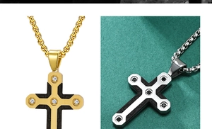 Détails de l'incrustation en fibre de carbone camouflage et diamants sur le pendentif