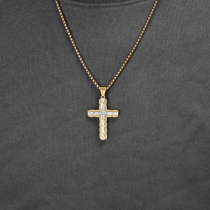 Collana con croce bicolore da uomo con design a triangolo vuoto in acciaio inox
