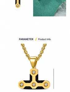 Détail du pendentif croix en acier titane avec incrustation carbone et zircons blancs