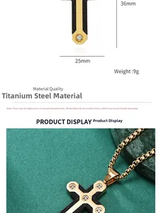Détail du pendentif en croix en acier titane avec accents de diamant et motif camouflage