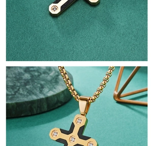 Détail macro d'un pendentif croix doré avec cristaux et incrustation camouflage sur chaîne