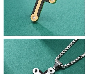 Détail macro du pendentif croix avec incrustation carbone et accents de zircon