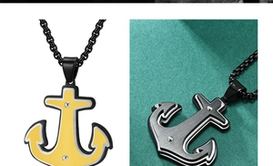 Détail du pendentif ancre bicolore en acier inoxydable avec finition en métal brossé or/argent