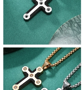 Détail macro du pendentif croix avec texture en fibre de carbone et cristaux sur chaîne
