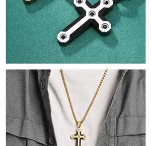 Détail de pendentifs croix en fibre de carbone camo avec cristaux sur chaînes carrées