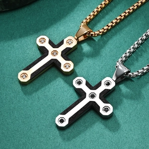 Pendentif croix avec incrustation en fibre de carbone et zircons en finitions or et argent
