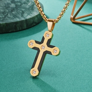 Collier croix en fibre de carbone dorée et noire avec cinq diamants sur chaîne box