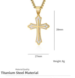 Vue macro du pendentif croix en acier inoxydable bicolore avec dimensions et poids