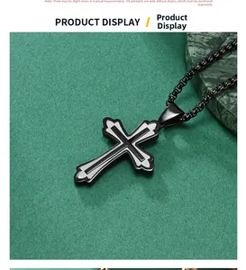 Détail du pendentif croix rétro en acier inoxydable avec texture argent brossé sur fond vert