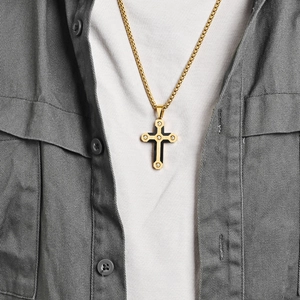Collier pendentif croix pour homme avec fibre de carbone camouflage et zircone cubique