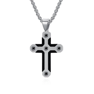 Pendentif croix en acier brossé argenté avec zircons noirs et insert en fibre de carbone