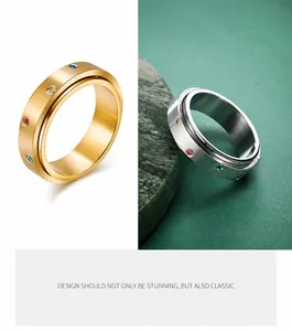 Detail van draaibare roestvrijstalen ringen met gekleurde stenen in goud- en zilverkleur