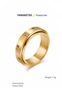 Detail van 7mm gouden titaniumstalen spinner ring met gekleurde zirkoon inleg