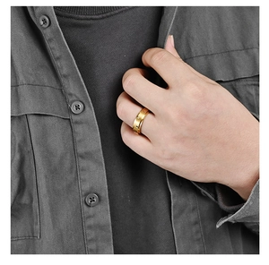 Close-up van een goudkleurige spinner ring met witte kristallen om de vinger van een model