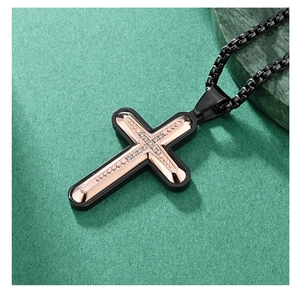 Detail von zweifarbigem Hip-Hop Kreuzanhänger mit Diamanten und schwarzer Perlenkette