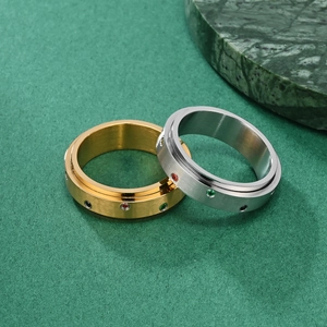 Spinner angst ringen in goud en zilver staal met kleurrijke kristallen