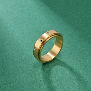 Gouden spinnerring met kleurrijke kristallen en geborstelde afwerking op groene basis