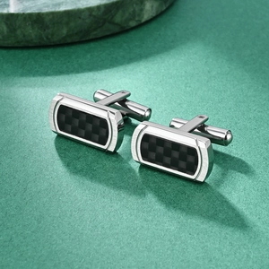 Classic rectangle cufflinks featuring carbon fiber chessboard pattern and brushed metal finish