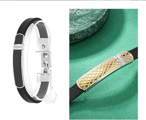 Détail d'un bracelet homme en acier inoxydable avec motif écaille de dragon et cuir noir