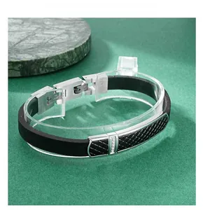 Détail du bracelet en cuir pour homme avec texture en écailles de dragon en acier