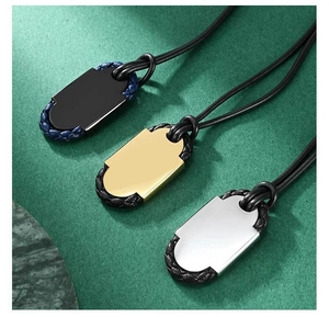 Gros plan de colliers dog tag en noir, or et argent avec bords en cuir tressé
