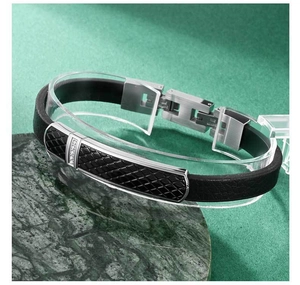 Détail d'un bracelet pour homme avec texture écailles de dragon et fermoir en acier