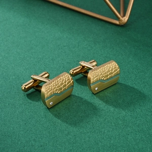 Goldene Manschettenknöpfe aus Edelstahl mit Krokodilstruktur und Zirkon aus der Draufsicht