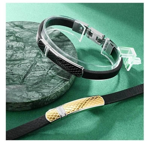 Détail macro du bracelet en cuir pour homme montrant la texture en écailles de dragon