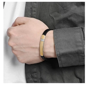 Détail du bracelet pour homme en cuir de fibre avec texture d'écailles de dragon dorées