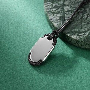 Collier minimaliste en acier titane pour homme avec base tissée sur cordon en cuir noir
