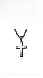 Vue détaillée du pendentif croix bicolore en acier inoxydable avec rivets et mesures