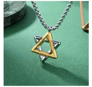 Gros plan du pendentif étoile de David bicolore avec zircons sur chaîne à boules argent
