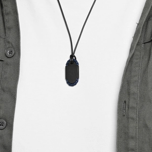 Collier minimaliste pour homme en acier titane avec texture cuir bleu et cordon noir discret