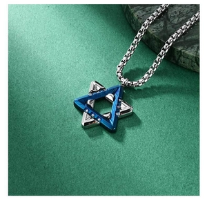 Vue macro du pendentif hexagramme 3D en argent et bleu orné de petits strass brillants