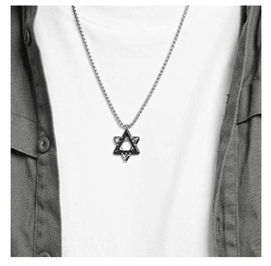 Gros plan d'un collier pendentif hexagramme 3D en acier inoxydable porté avec style
