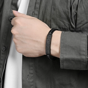 Men's crack pattern leather bracelet with black geometric stainless steel clasp plate