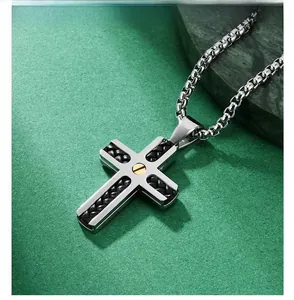 Detailansicht Kreuzanhänger mit schwarzem Lederinlay, goldenen Schrauben und robuster Gliederkette