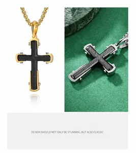 Détail macro du pendentif croix avec texture de soie et chaîne dorée en os de dragon