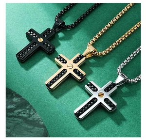 Drei Herren-Kreuzanhänger in Schwarz, Gold und Silber mit Leder-Inlay-Details