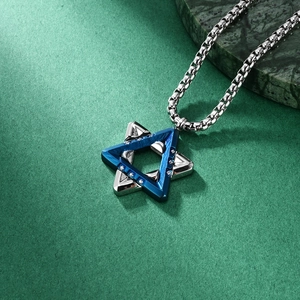 Collier hexagramme bicolore avec pendentifs triangles en acier bleu mat et argent poli