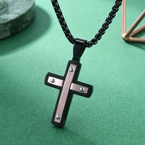 Collier croix en acier inoxydable bicolore avec touches or rose et rivets argent