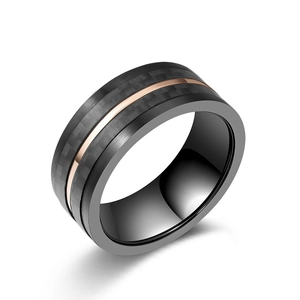 Bague homme en fibre de carbone noire avec insert en or rose et intérieur poli lisse
