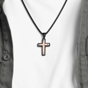 Pendentif croix bicolore en acier inoxydable avec rivets sur une chaîne à billes noire