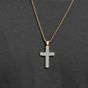Minimalistisches silber-goldenes Kreuz-Anhänger mit Diamantstern an goldener Boxkette