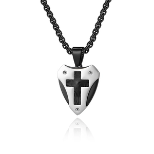Collana con pendente a scudo meccanico con croce nera bicolore e trama radiante